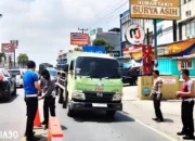 Upaya Cegah Kemacetan: Polres Pringsewu Pasang Pembatas Jalan dari Pasar Induk hingga Multi Mart Sidoharjo Menjelang Idulfitri