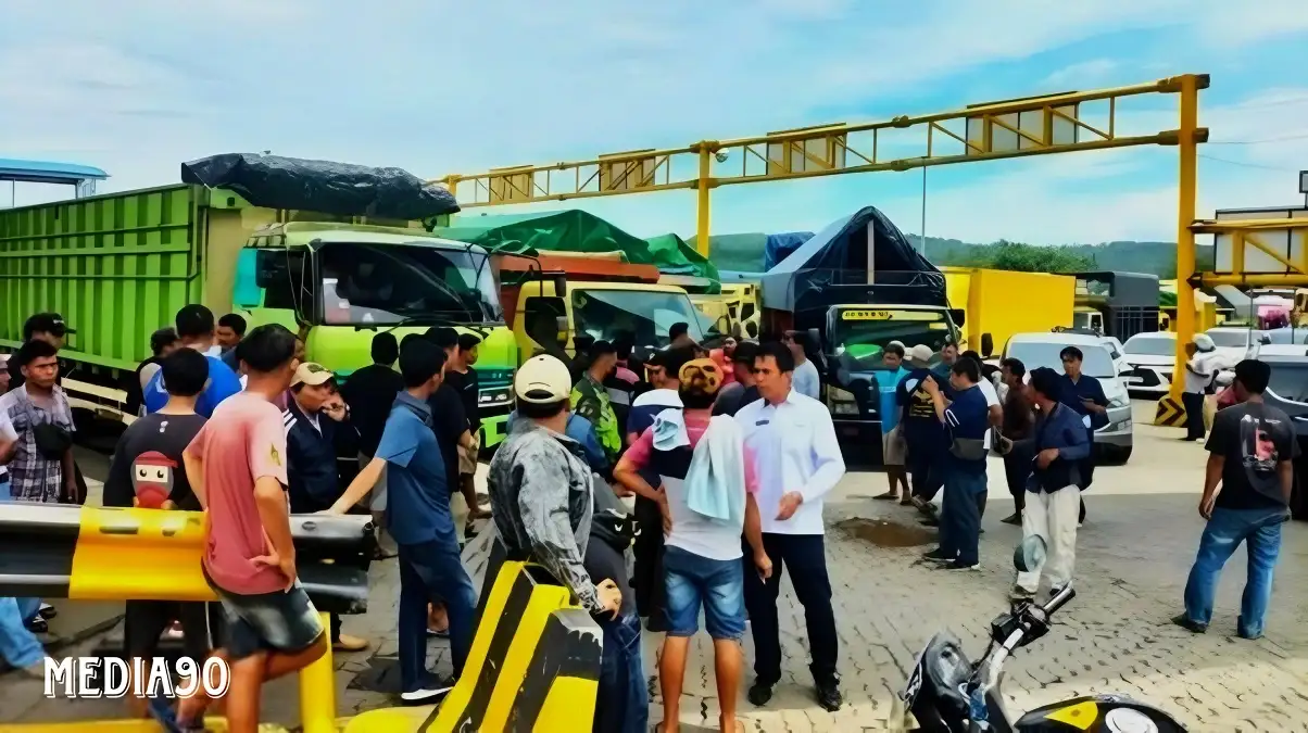 Gegara 15 Jam Menunggu Masuk Kapal, Ratusan Sopir Truk Logistik Demo di Pelabuhan Bakauheni