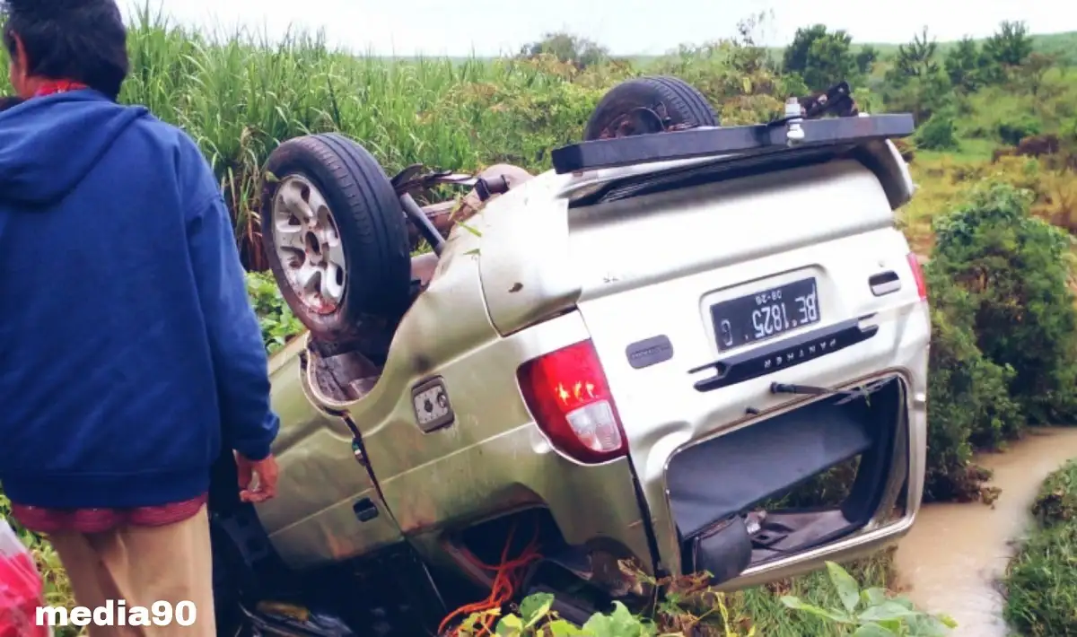 Isuzu Panther Berpenumpang Enam Warga Bumi Dipasena Jaya Terjungkal di Jalan Poros Rawajitu BNIL