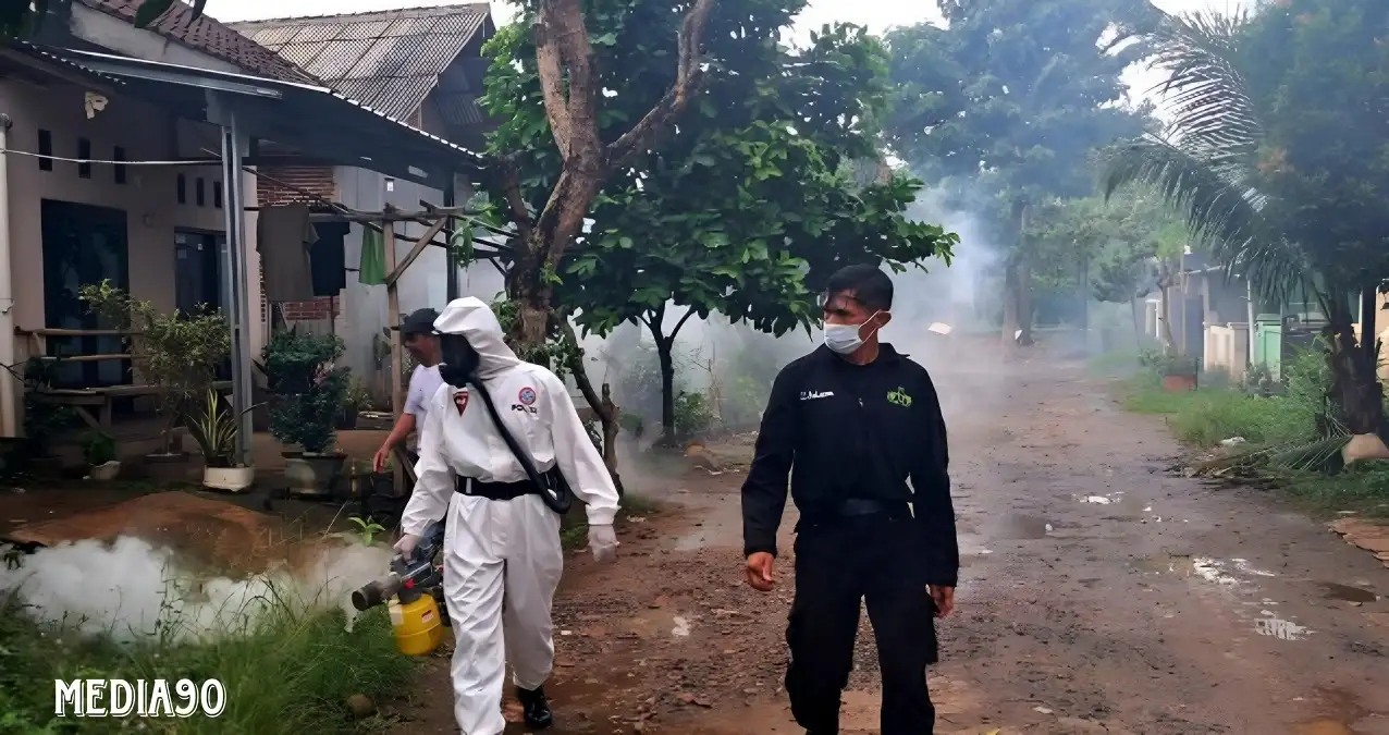Respon Warga, Brimob Polda Lampung Fogging DBD Perumahan Glora Persada Rajabasa Bandar Lampung