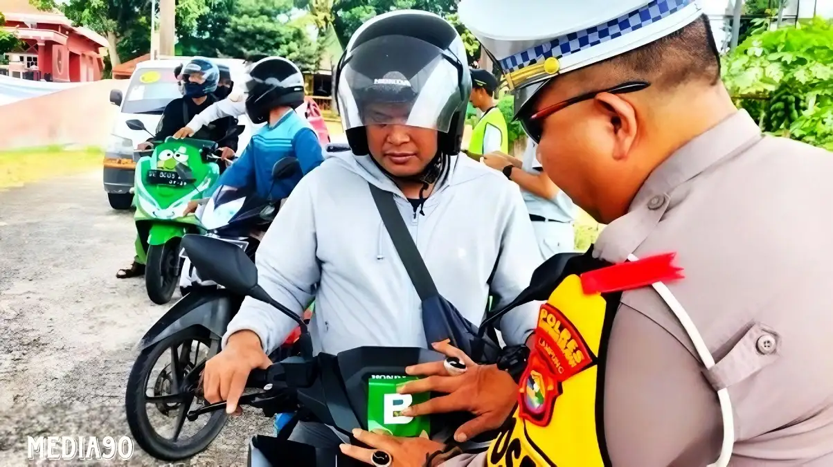 Sebelum Masuk Pelabuhan Bakauheni Kendaraan Pemudik Ditempeli Stiker Merah dan Hijau, ini Artinya