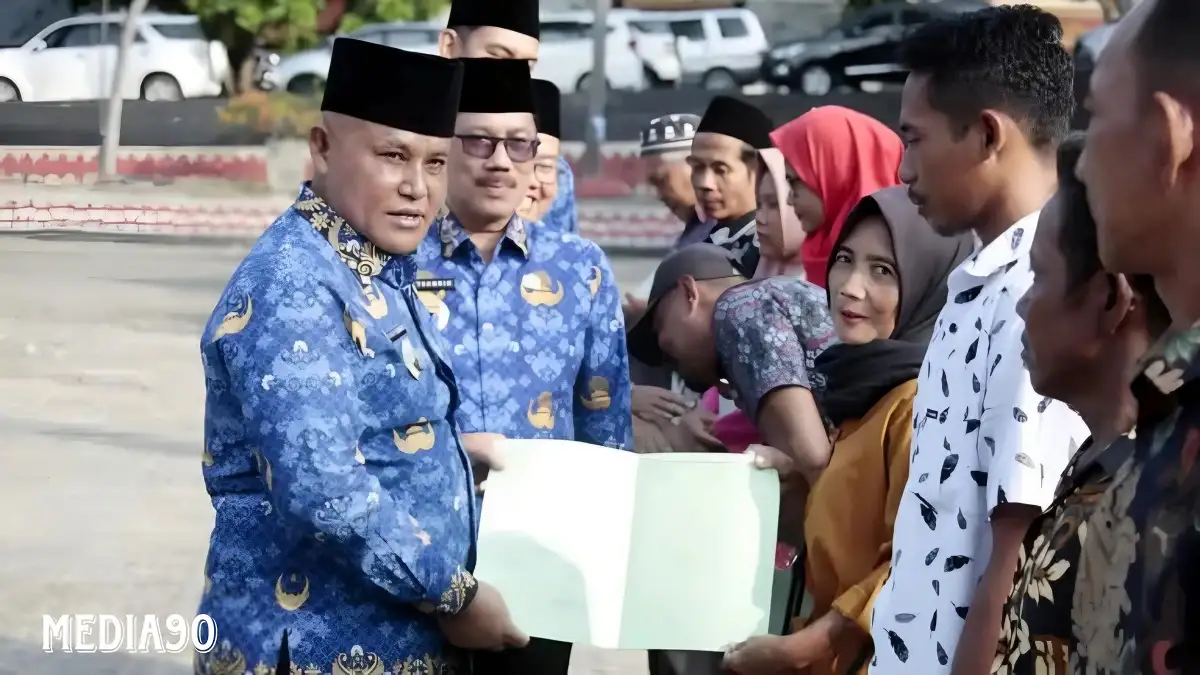 Serahkan Sertifikat ke Penerima Bantuan Bedah Rumah, Bupati Lampung Selatan Jangan Buru Jaminkan ke Bank