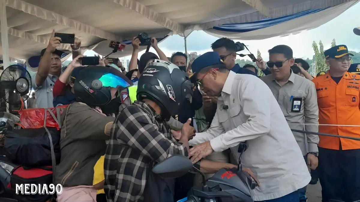 Tinjau Arus Balik di Pelabuhan Panjang, Menteri Perhubungan dan Menko PMK Bagikan Bingkisan ke Pemudik