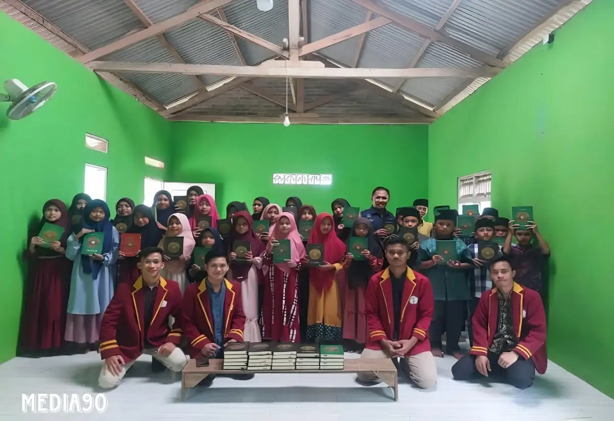 Universitas Teknokrat Indonesia Serahkan Alquran Wakaf ke TPA Nurul Fathon, Natar