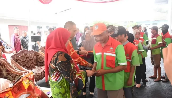 Kegenerousan Wali Kota Eva Dwiana: Bantuan Sembako untuk Petugas Kebersihan di Bandar Lampung