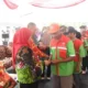 Wali Kota Eva Dwiana Berikan Bantuan Sembako Kepada Petugas Kebersihan di Bandar Lampung