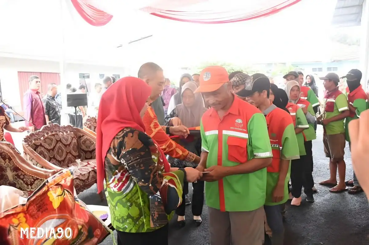 Wali Kota Eva Dwiana Berikan Bantuan Sembako Kepada Petugas Kebersihan di Bandar Lampung