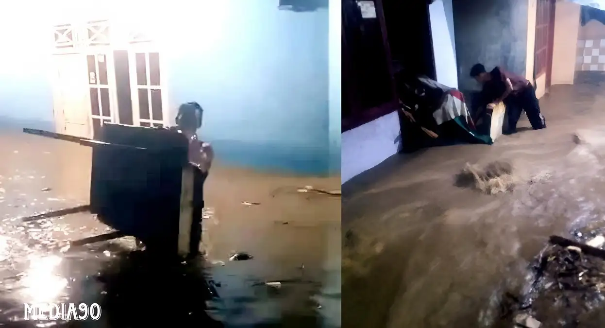 Banjir Bandang Terjang Talang Padang Tanggamus, Tim SAR Selamatkan Tujuh Warga Terjebak di Atap Rumah
