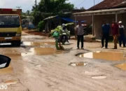 Protes Warga Desa Poncowarno Kalirejo: Bertahun-Tahun Menderita di Jalan Rusak