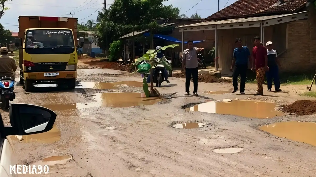 Bertahun-Tahun Jalan Rusak, Warga Desa Poncowarno Kalirejo Lampung Tengah Unjuk Rasa