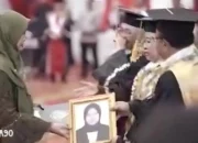 Air Mata Mengiringi Wisuda: Seorang Ibu Mewakili Putrinya yang Wafat di Fakultas Kedokteran Universitas Lampung