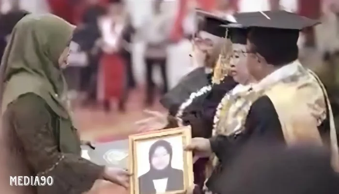 Air Mata Mengiringi Wisuda: Seorang Ibu Mewakili Putrinya yang Wafat di Fakultas Kedokteran Universitas Lampung