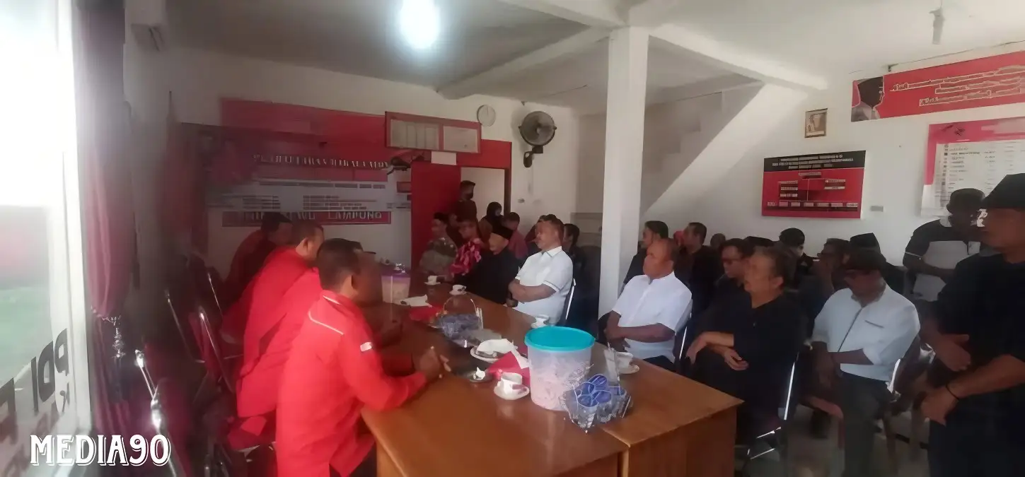 Eks Wabup Pringsewu Serahkan Berkas Penjaringan bakal Cabup di Kantor PDIP