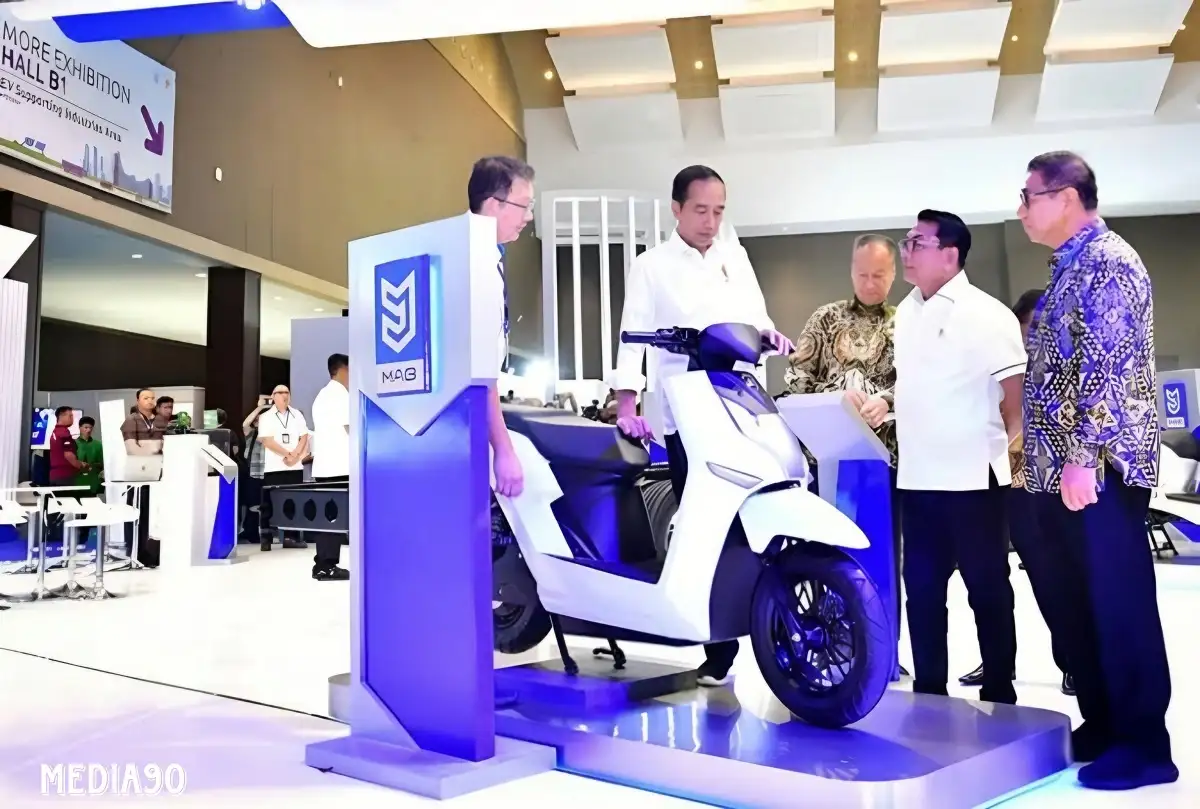 Jokowi Singgung Peluang Sepeda Motor Listrik Di Indonesia