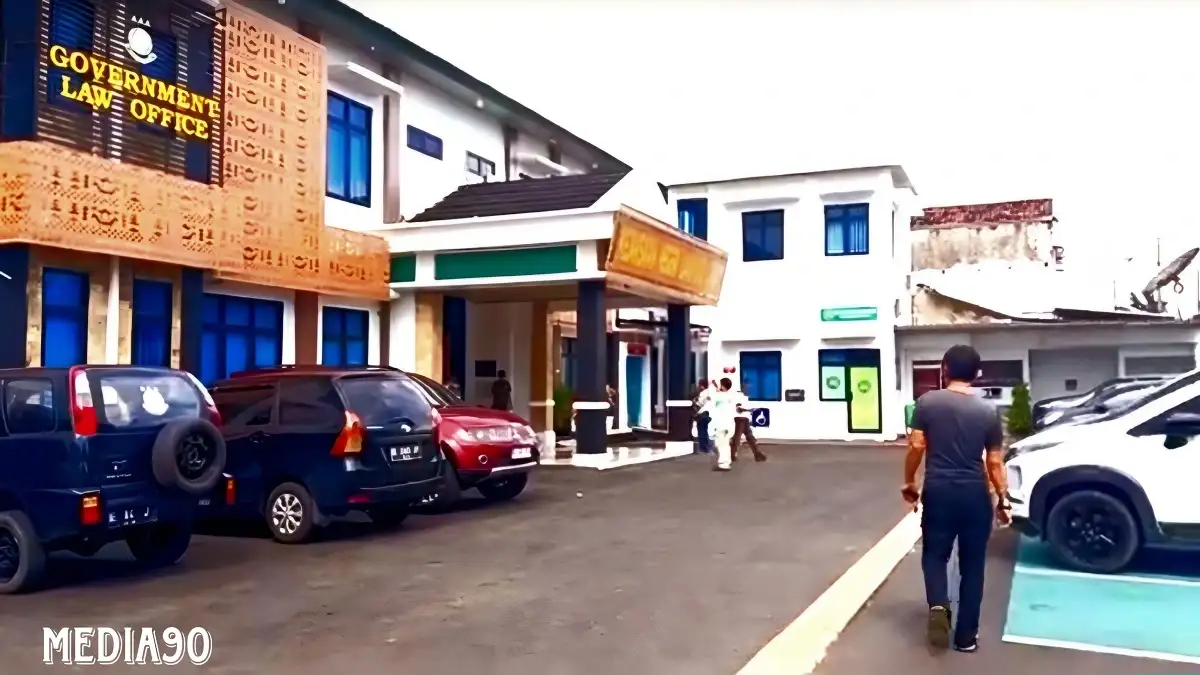 Kasus Korupsi, Sambil Senyum dan Angkat Dua Jempol, Inspektur Lampung Utara Erwinsyah Dijebloskan ke Penjara