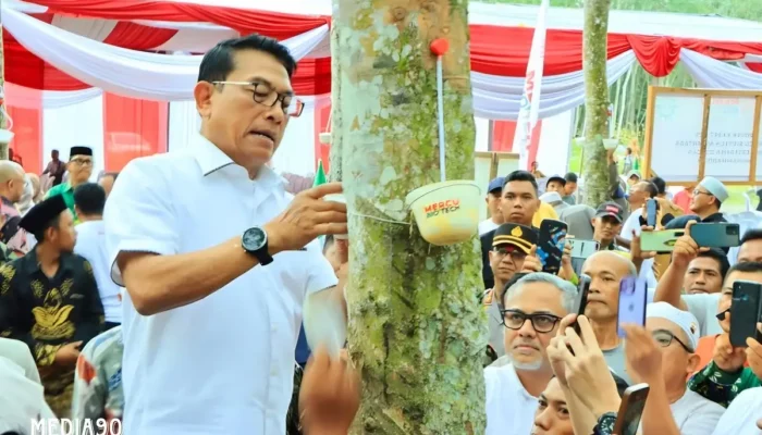 Tinjauan Kepala Staf Kepresidenan Terhadap Uji Coba Teknologi Sadap Karet di Tulang Bawang Barat