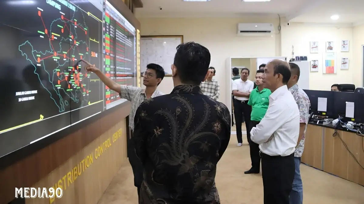 Kunjungi Lampung, Komisaris Independen PLN Isi Seminar Hingga Tinjau Unit Pelayanan PLN Lampung