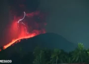 Badai Petir Terbentuk Akibat Letusan Gunung Ibu