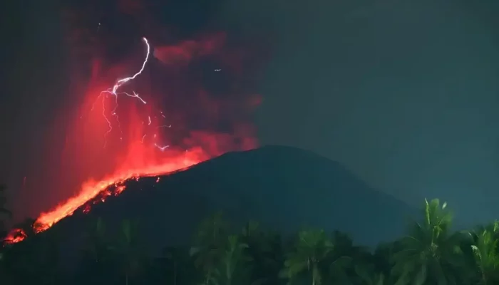 Badai Petir Terbentuk Akibat Letusan Gunung Ibu