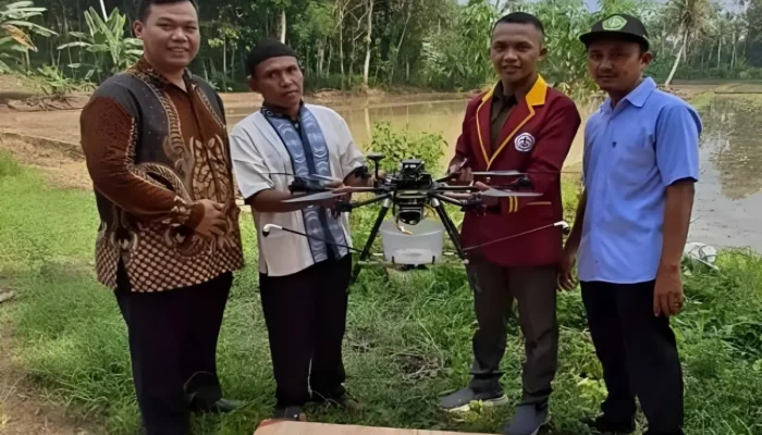 Mahasiswa FTIK Teknokrat Indonesia Meluncurkan Pengujian Terbang Drone Pertanian untuk Penyemprotan Gulma
