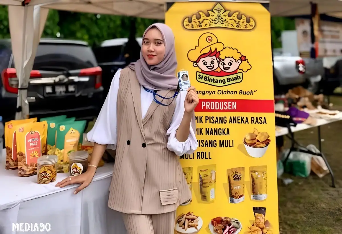 Mahasiswi Teknokrat Indonesia Dinda Indah Jelita Pasarkan 'Si Bintang Buah' di Lampung Half Marathon 2024