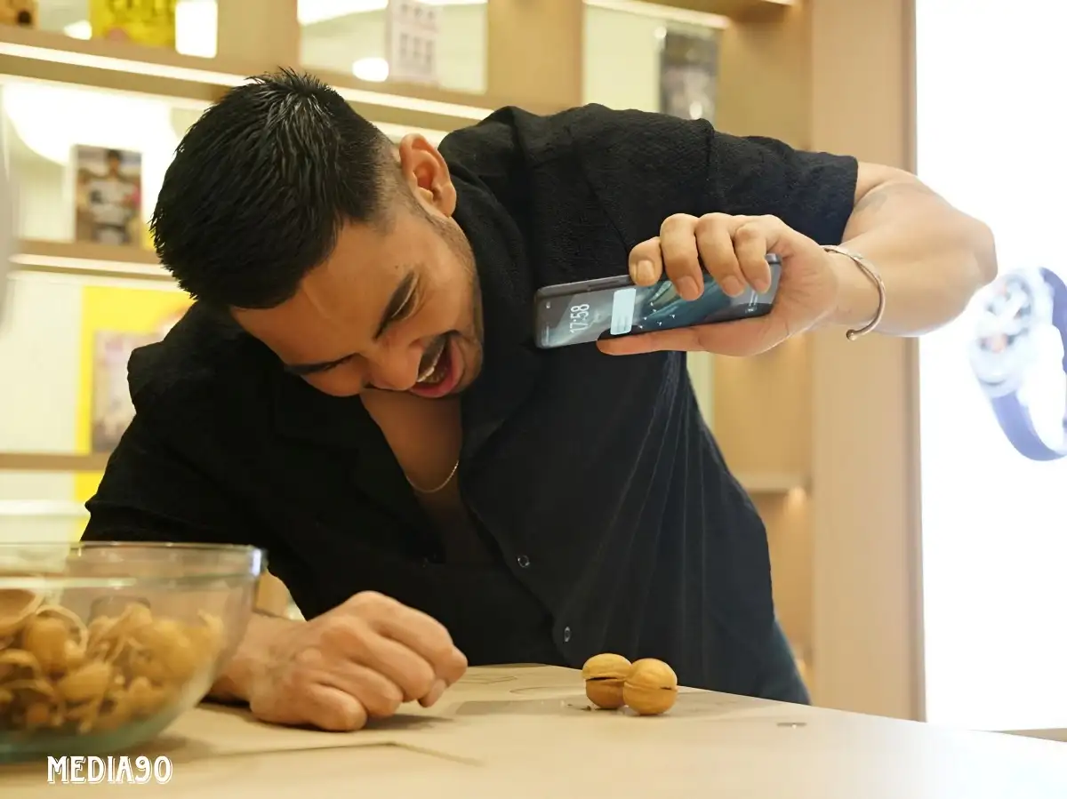 Oppo uji ketangguhan Oppo A60 dengan cara ekstrem, dipakai buat geprek kacang walnut, gokil!