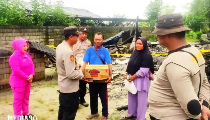 Tangan Bantuan Polsek untuk Korban Kebakaran Rumah di Dente Teladas Tulang Bawang