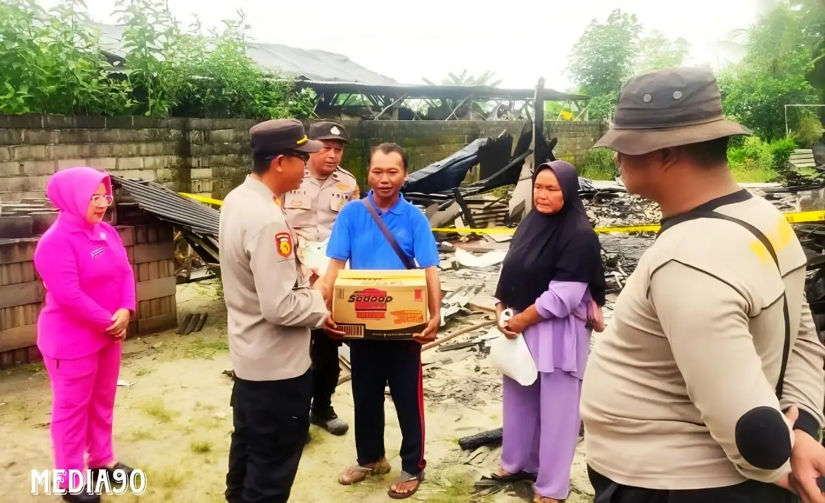 Satu Rumah Warga Dente Teladas Tulang Bawang Ludes Terbakar, Polsek Ulurkan Tangan Bantu Korban