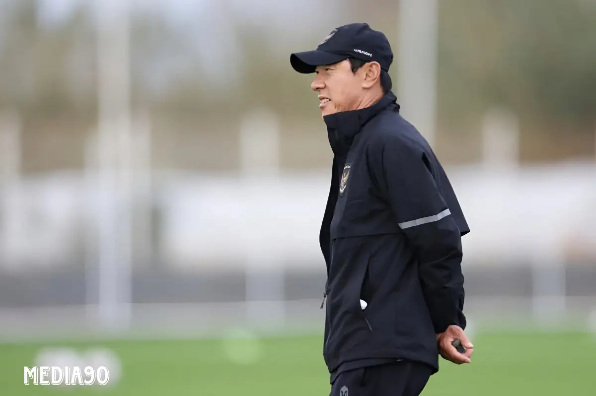Tiba di Paris, Shin Tae-yong Keluhkan Cuaca hingga Rumput Lapangan