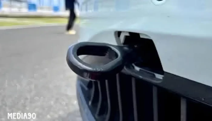 Tarik Perhatian: Pentingnya Tow Hook untuk Mobil Balap di Sirkuit