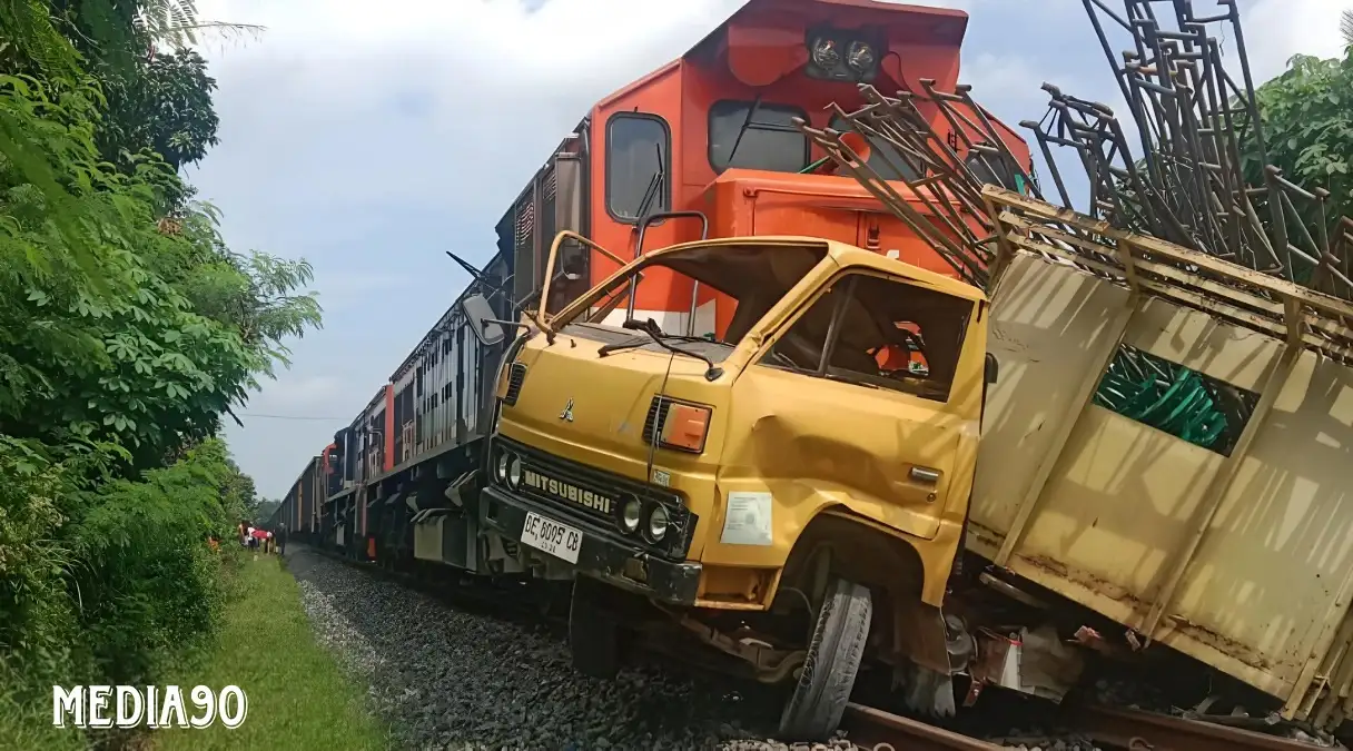 Truk Engkel Tabrak Kereta Babaranjang di Perlintasan Merak Batin Natar