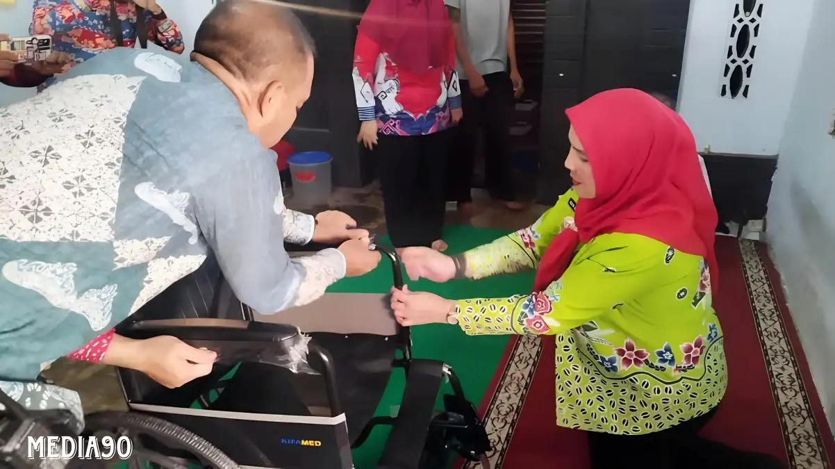 Wali Kota Bandar Lampung Beri Bantuan Alat Bantu Bagi Warga Penyandang Disabilitas