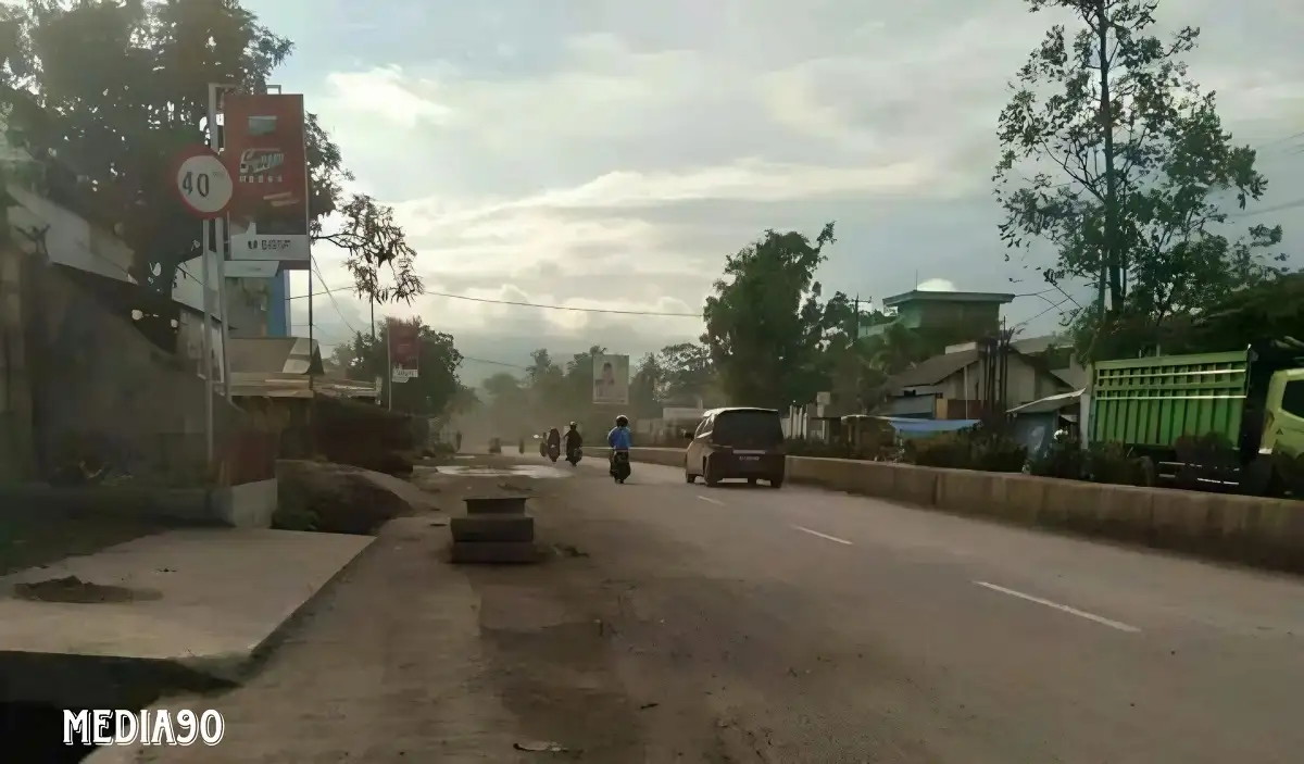 Warga Panjang Bandar Lampung Keluhkan Jalan Rusak dan Licin Akibat Aktivitas Stockpile Batubara