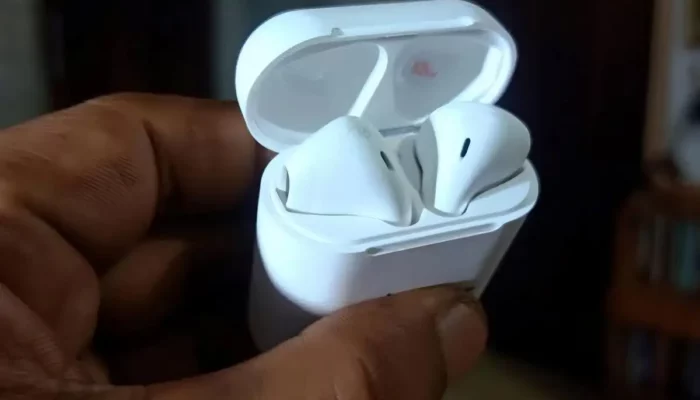 Tips Ampuh Mengatasi Masalah AirPods yang Tak Bisa Diisi Daya: Bersihkan Perangkat secara Rutin!
