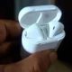 3 Cara mengatasi AirPods yang tidak bisa mengisi daya, bersihkan perangkat secara teratur