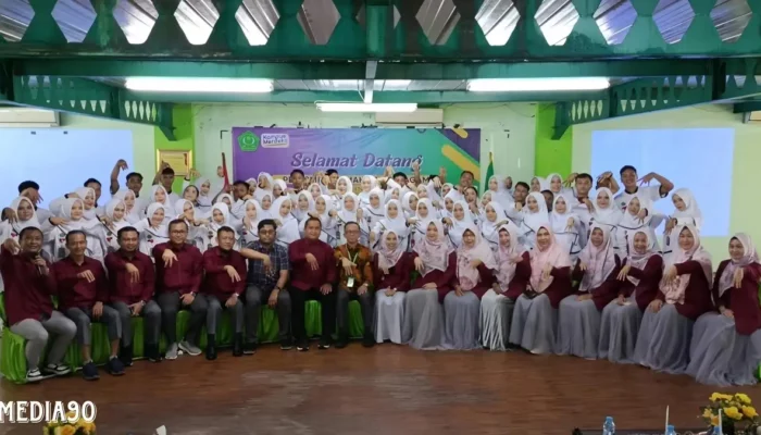 Penyegaran Tampilan: 60 Mahasiswa Prodi Ilmu Keperawatan Universitas Malahayati Mengenakan Seragam Baru