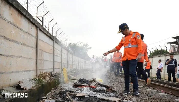 Pentingnya Kesadaran Lingkungan: Warga Lampung Ditegur karena Kebiasaan Bakar Sampah di Dekat Rel Kereta Api