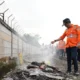 Bahayakan Perjalanan Kereta Api, Warga Lampung Diminta Jangan Biasakan Bakar Sampah di Dekat Rel