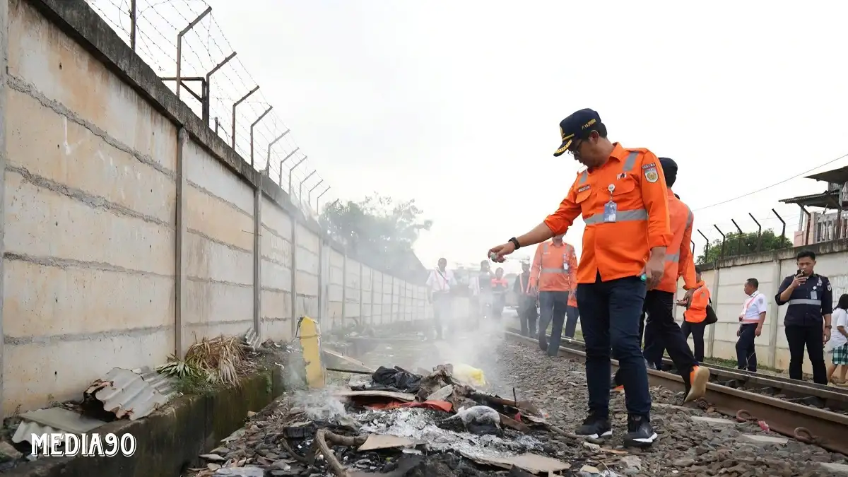 Bahayakan Perjalanan Kereta Api, Warga Lampung Diminta Jangan Biasakan Bakar Sampah di Dekat Rel