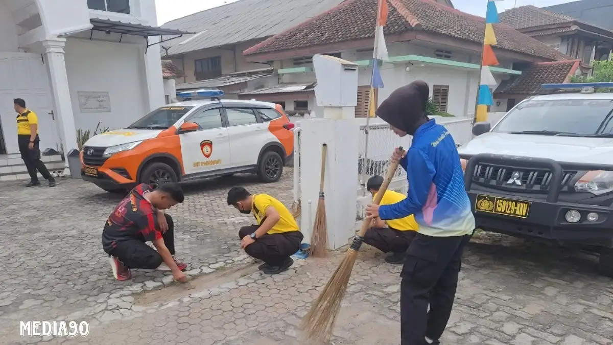 Baksos Religi, Pamobvit Polda Lampung Bersih-Bersih Rumah Ibadah di Bandar Lampung