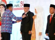 Bupati Lampung Selatan dan Istri Dianugerahi Satyalancana Wira Karya oleh Presiden RI atas Keberhasilan Menekan Stunting