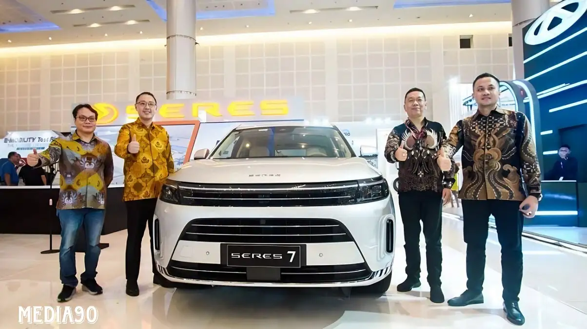 Beri Kejutan, Mobil Listrik Seres 7 Melantai Di Surabaya