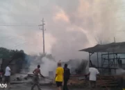 Korsleting Picu Kebakaran Panglong Kayu dan Bengkel Simpan BBM di Tanjung Bintang, Damkar Lampung Selatan Turun Tangan