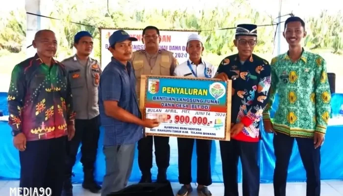 Camat Rawajitu Timur Bagikan BLT Trimester II 2024 kepada Petambak Dipasena di Bumi Sentosa