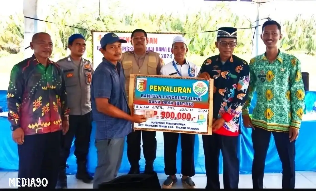 Dibagikan oleh Camat Rawajitu Timur, Petambak Dipasena di Bumi Sentosa Terima BLT Trimester II 2024