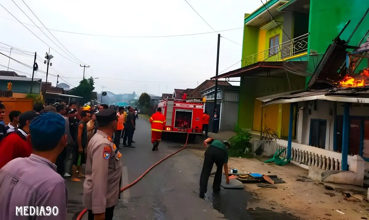 Diduga Korsleting Listrik, Api Lahap Rumah Janda Tua ini di Gedong Tataan Pesawaran, Kerugian Rp70 Juta