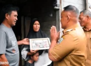 Rumah Bambu dan Atap Bocor, Bupati Nanang Bantu Renovasi Dua Rumah Warga di Kalianda