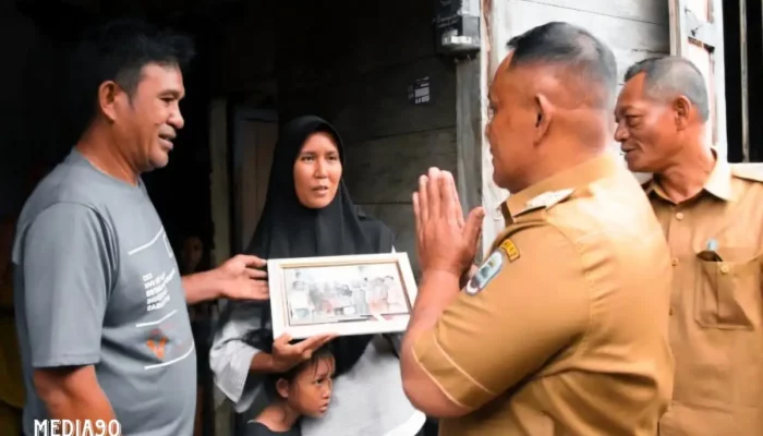 Rumah Bambu dan Atap Bocor, Bupati Nanang Bantu Renovasi Dua Rumah Warga di Kalianda