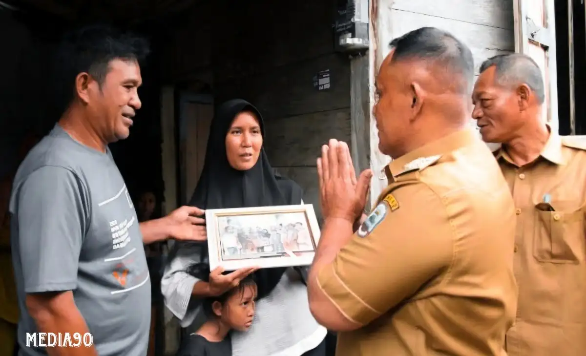 Gubuk Bambu dan Atap Bocor, Bupati Nanang Bantu Perbaikan Dua Rumah Warga Kecapi Kalianda