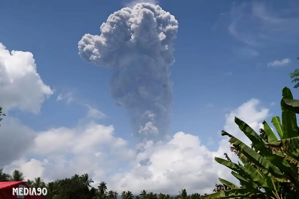 Gunung Ibu Erupsi, Lontarkan Abu Vulkanik Sejauh 5 Kilometer